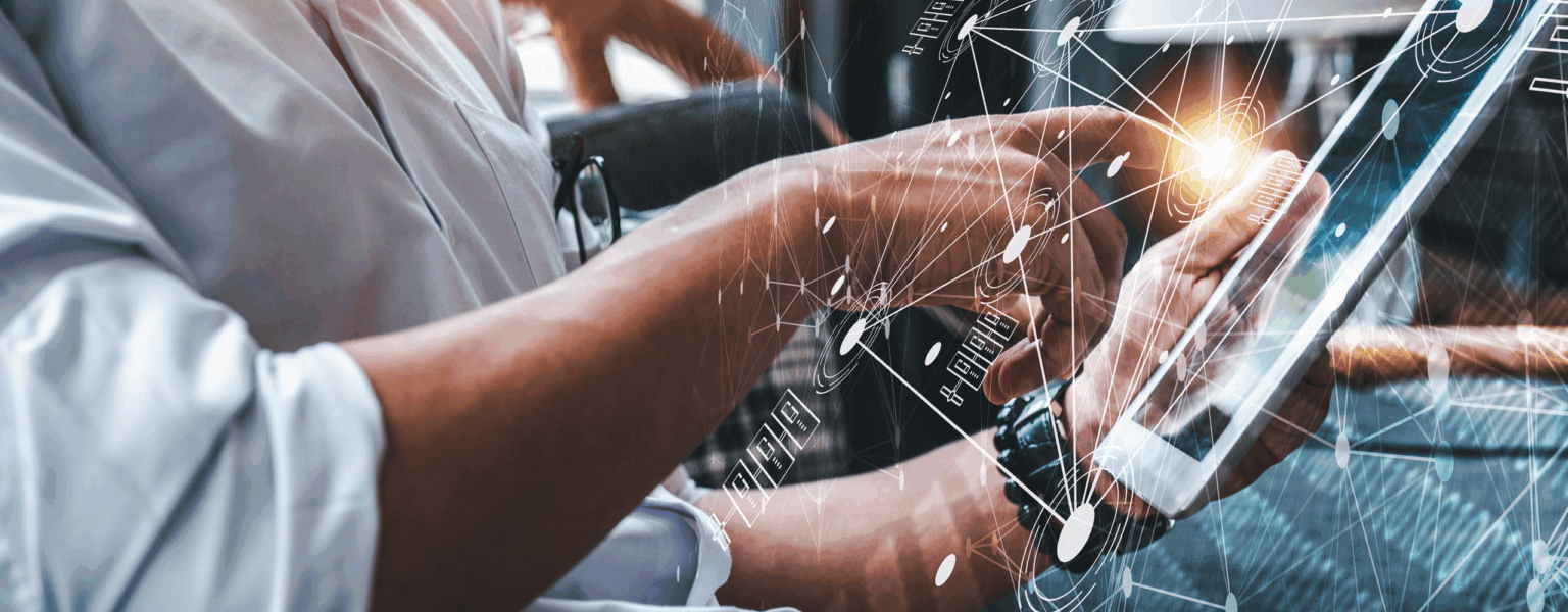 Persona utilizando una tablet con interfaz digital superpuesta, representando la gestión empresarial moderna y conectada en la nube con Microsoft Dynamics 365 Business Central.