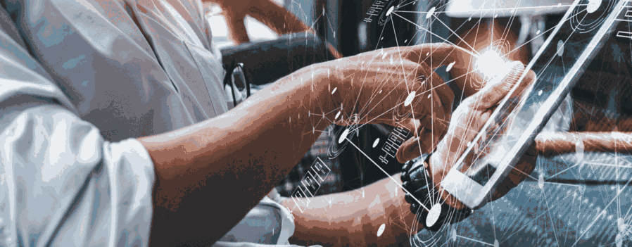[:es]Persona utilizando una tablet con interfaz digital superpuesta, representando la gestión empresarial moderna y conectada en la nube con Microsoft Dynamics 365 Business Central.[:]