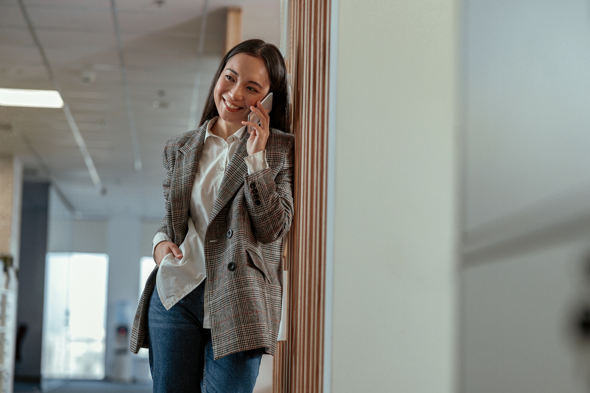 Asian business woman talking phone with client and smile