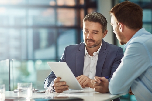 Profesionales revisando información comercial para gestionar clientes, pedidos y ventas con Suite Core IFG y Microsoft Dynamics 365 Business Central.