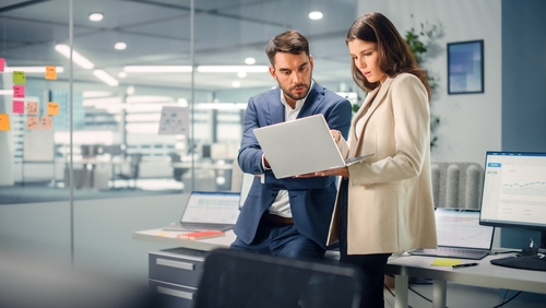 Responsables comerciales revisando información de ventas, actividad comercial y comisiones para el seguimiento del equipo con Suite Core IFG.