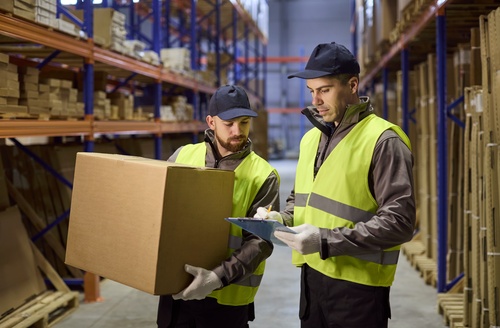 Operarios de almacén revisando mercancía y stock para gestionar inventario, trazabilidad y movimientos logísticos con Suite Core IFG.